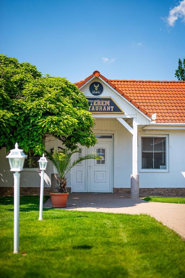 דירות Aranyszarvas Panzio, Etterem Es Grillterasz מראה חיצוני תמונה