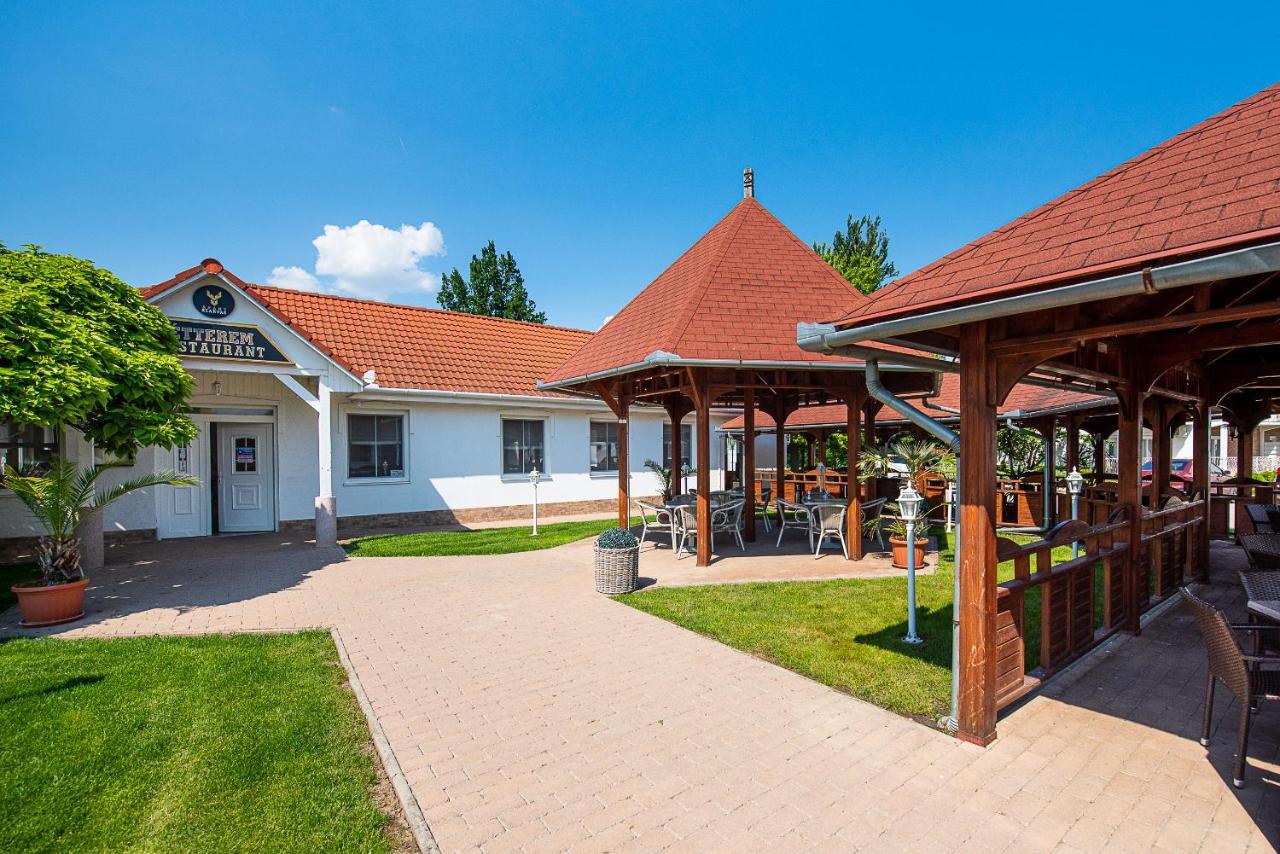 דירות Aranyszarvas Panzio, Etterem Es Grillterasz מראה חיצוני תמונה