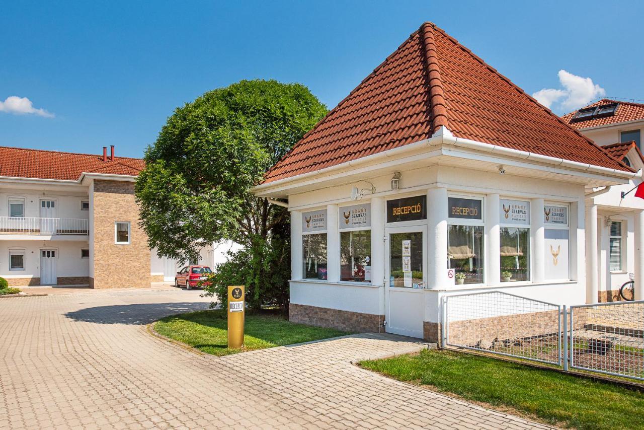 דירות Aranyszarvas Panzio, Etterem Es Grillterasz מראה חיצוני תמונה