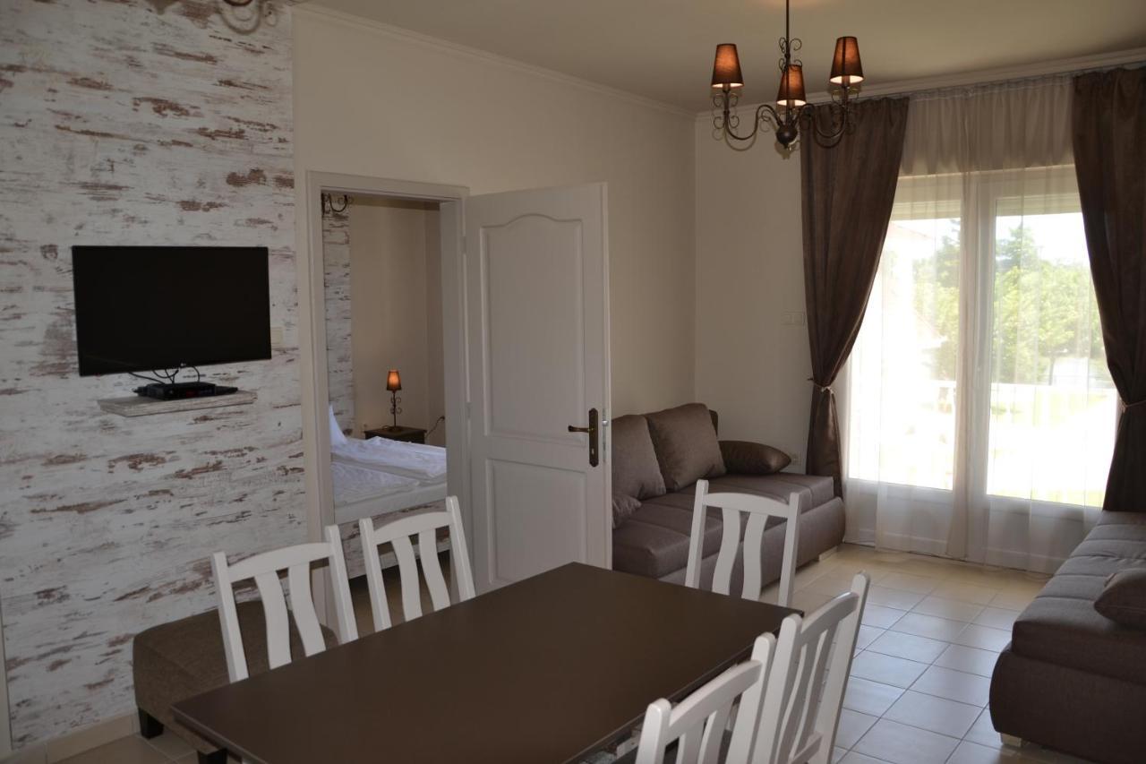 דירות Aranyszarvas Panzio, Etterem Es Grillterasz מראה חיצוני תמונה